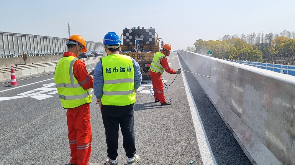 高速公路混凝土护栏保洁工程